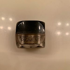 Younique “Confident” Moodstruck mineral pigment